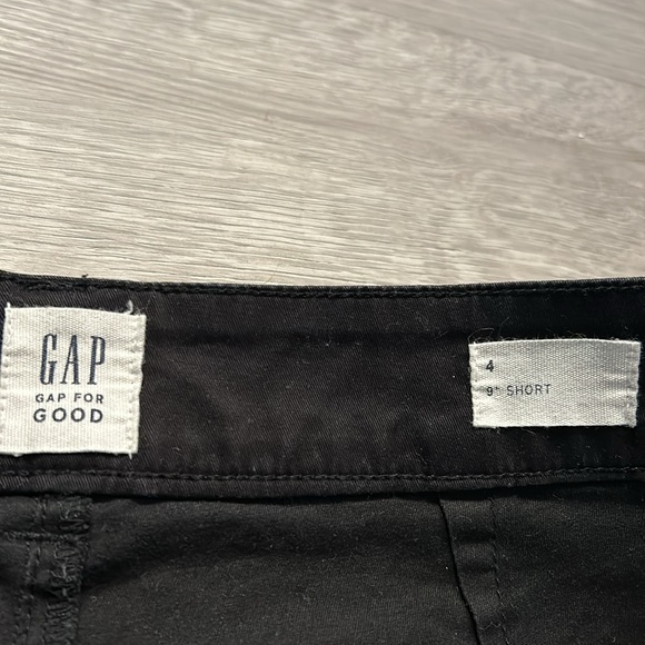 SALE🎈4/$10🎈Women’s Black GAP Khaki Shorts - Picture 2 of 3